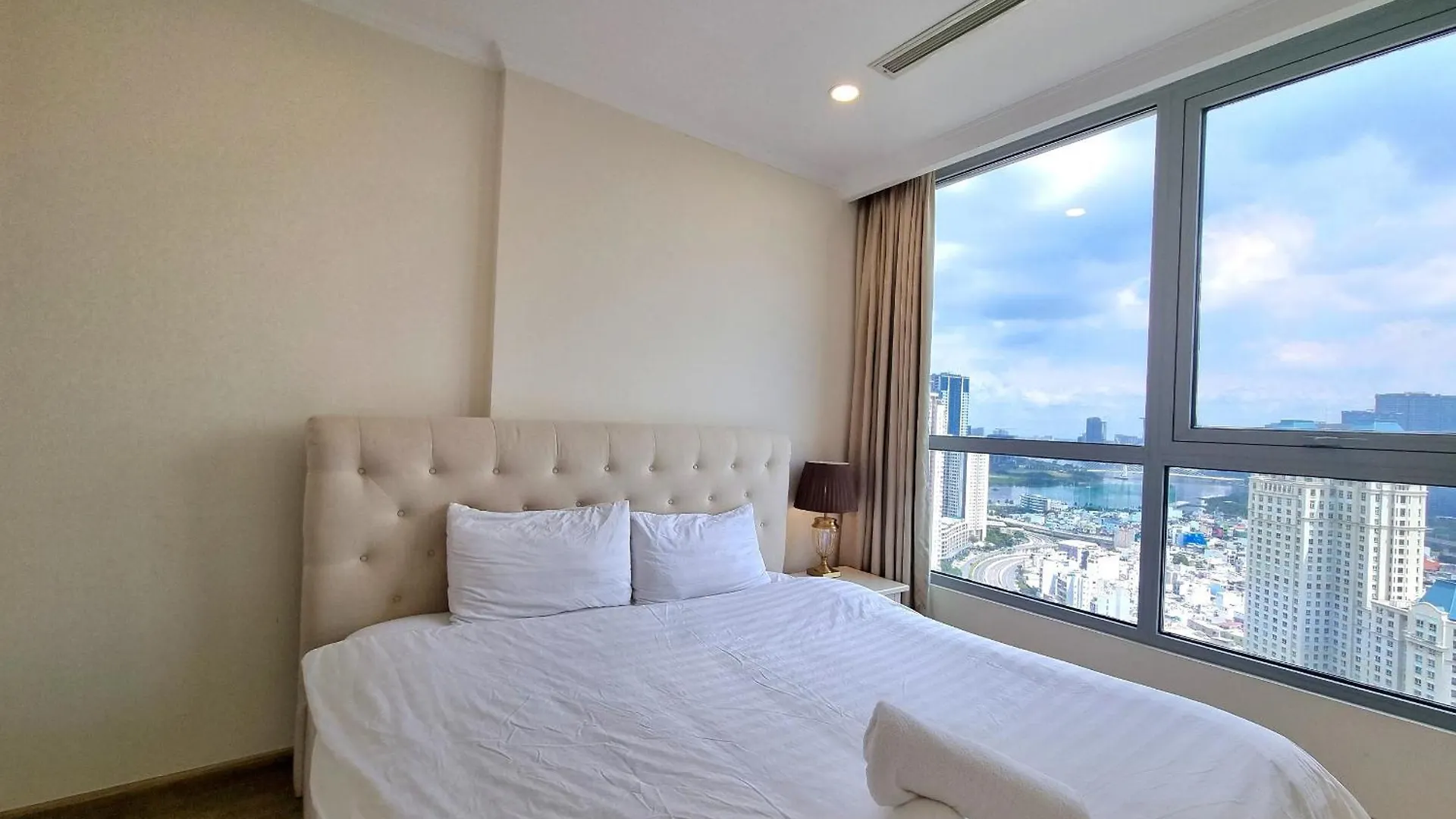 Vinhomes Central Park - Luxury 1,2,3,4 Bedroom Apartments - Khu Do Thi Ven Song Dep Nhat Tp Hcm Ho Chi Minh City