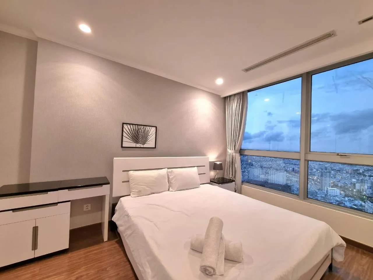 Vinhomes Central Park - Luxury 1,2,3,4 Bedroom Apartments - Khu Do Thi Ven Song Dep Nhat Tp Hcm Ho Chi Minh City