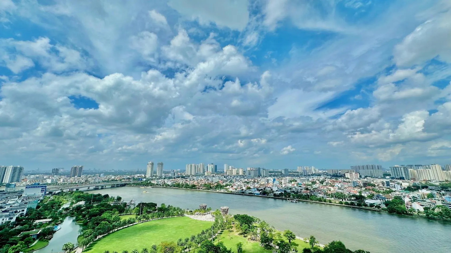 Vinhomes Central Park - Luxury 1,2,3,4 Bedroom Apartments - Khu Do Thi Ven Song Dep Nhat Tp Hcm Ho Chi Minh City Vietnam