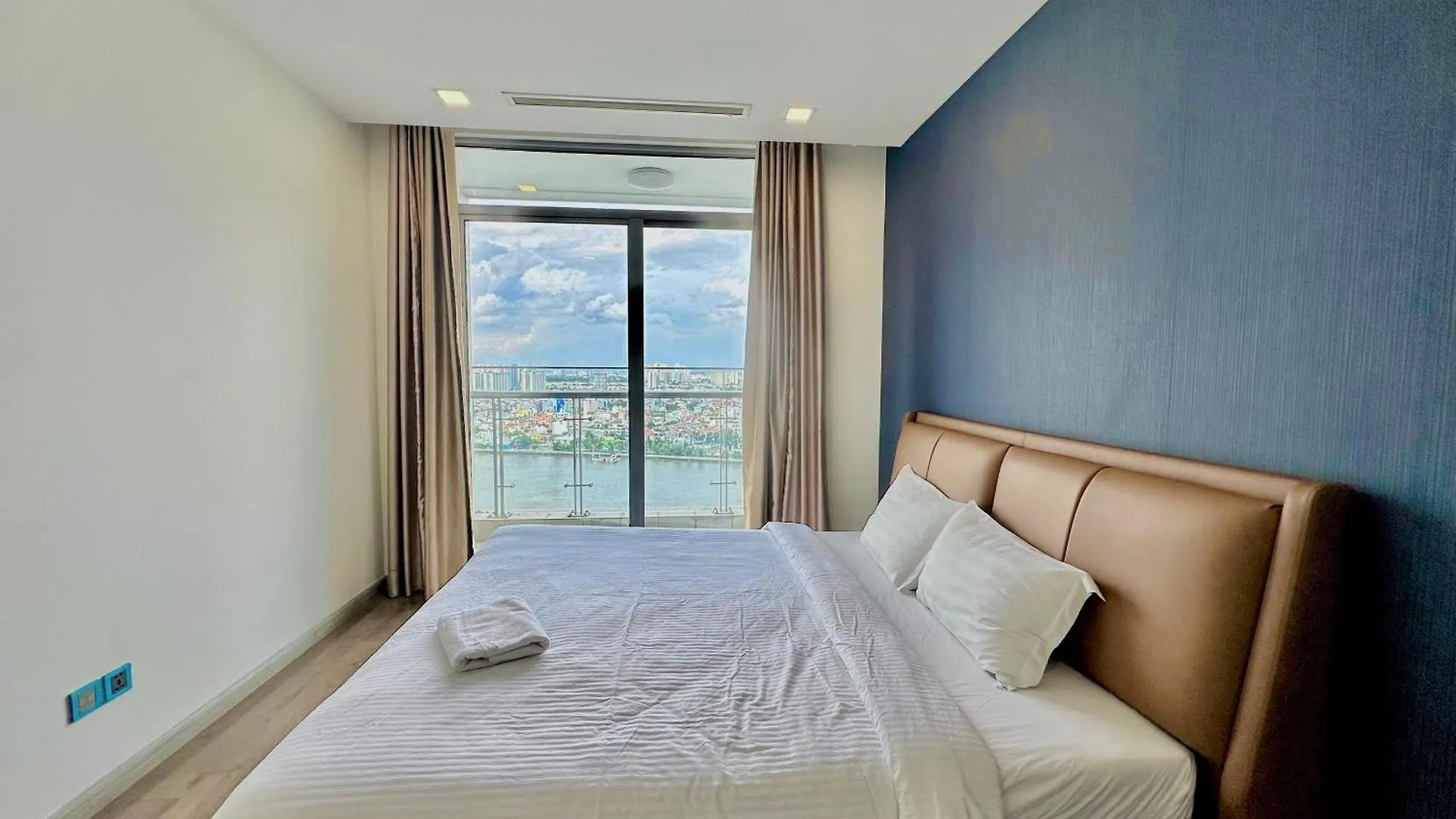 Vinhomes Central Park - Luxury 1,2,3,4 Bedroom Apartments - Khu Do Thi Ven Song Dep Nhat Tp Hcm Ho Chi Minh City Vietnam