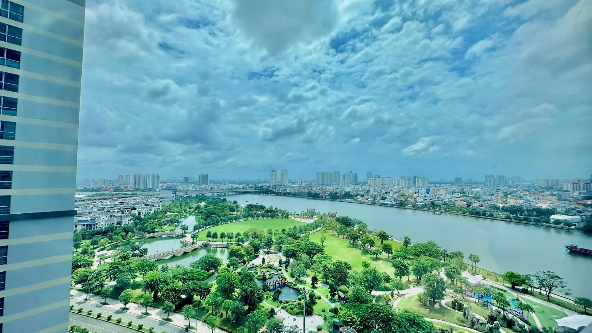 Vinhomes Central Park - Luxury 1,2,3,4 Bedroom Apartments - Khu Do Thi Ven Song Dep Nhat Tp Hcm Ho Chi Minh City